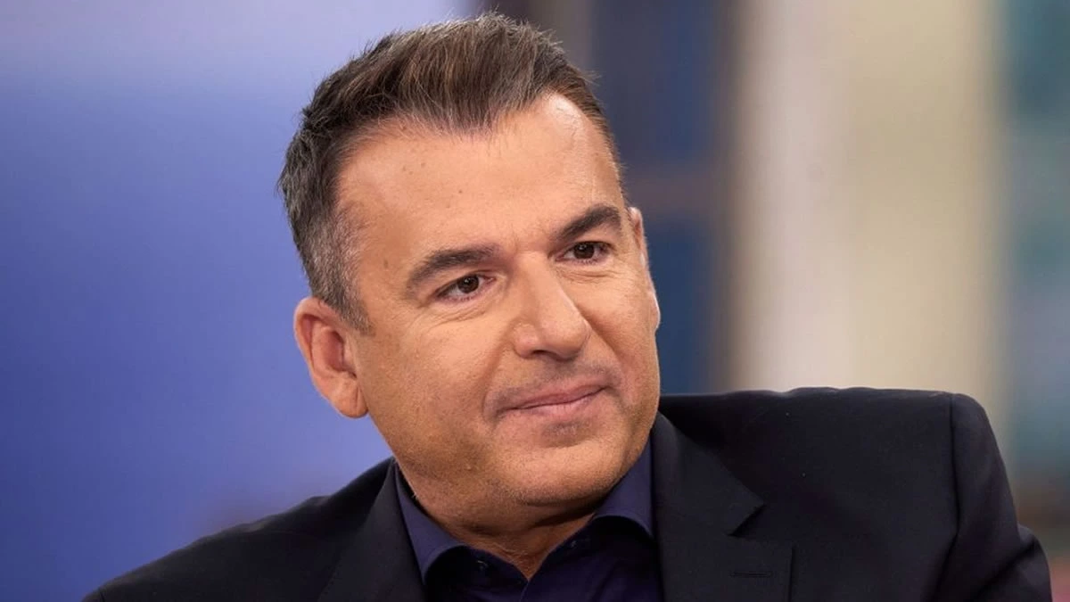 Γιώργος Λιάγκας χαμογελαστός στον αέρα της εκπομπής του στον ΑΝΤ1