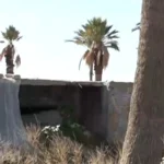 Κάτοικοι στη Γλυφάδα συζητούν κοντά στο σημείο του περιστατικού