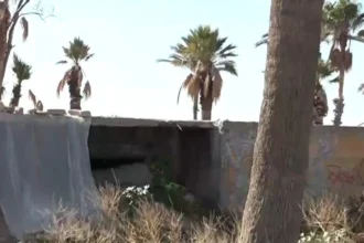 Κάτοικοι στη Γλυφάδα συζητούν κοντά στο σημείο του περιστατικού