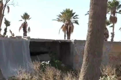 Κάτοικοι στη Γλυφάδα συζητούν κοντά στο σημείο του περιστατικού