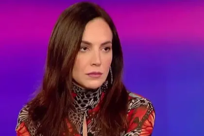 Η Γωγώ Καρτσάνα επιστρέφει στο «Σόι Σου» και μιλά για τη χαρά της επανένωσης της τηλεοπτικής οικογένειας.