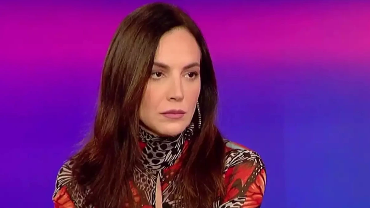 Η Γωγώ Καρτσάνα επιστρέφει στο «Σόι Σου» και μιλά για τη χαρά της επανένωσης της τηλεοπτικής οικογένειας.