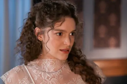 Η Αλίκη σε τρυφερή στιγμή στο Grand Hotel