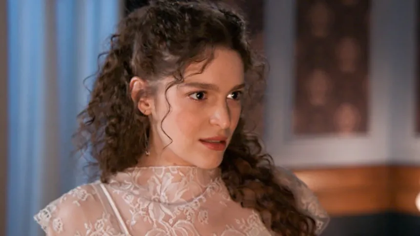 Η Αλίκη σε τρυφερή στιγμή στο Grand Hotel