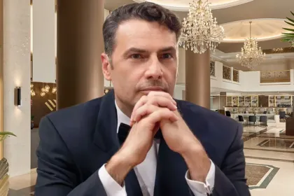 Grand Hotel: Η σοκαριστική αποκάλυψη για τον Διονύση και τη μυστική του ταυτότητα ως Οδυσσέας Καρράς