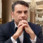 Grand Hotel: Η σοκαριστική αποκάλυψη για τον Διονύση και τη μυστική του ταυτότητα ως Οδυσσέας Καρράς