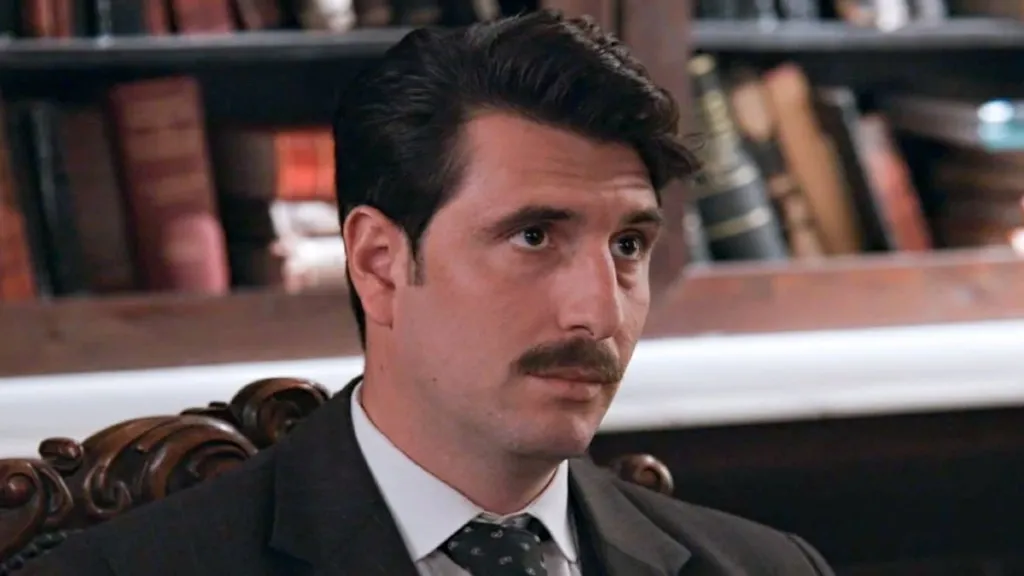 Grand Hotel: Ο Ρήγας πυροβολεί τον Άρη – Η απόδραση της Αλίκης και η επιστροφή-σοκ του Πέτρου φέρνουν χαμό 1 Σκηνή έντασης από τη σειρά Grand Hotel με τον Ρήγα να απειλεί τον Άρη με όπλο