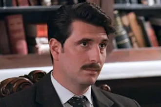 Σκηνή έντασης από τη σειρά Grand Hotel με τον Ρήγα να απειλεί τον Άρη με όπλο