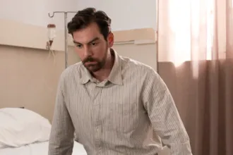 Ο Πέτρος Ασλάνογλου στο κρεβάτι του νοσοκομείου στην σειρά Grand Hotel