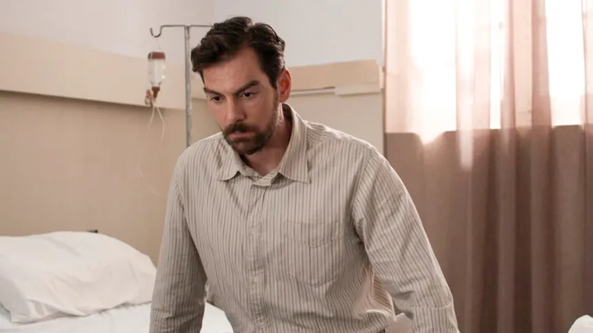 Ο Πέτρος Ασλάνογλου στο κρεβάτι του νοσοκομείου στην σειρά Grand Hotel