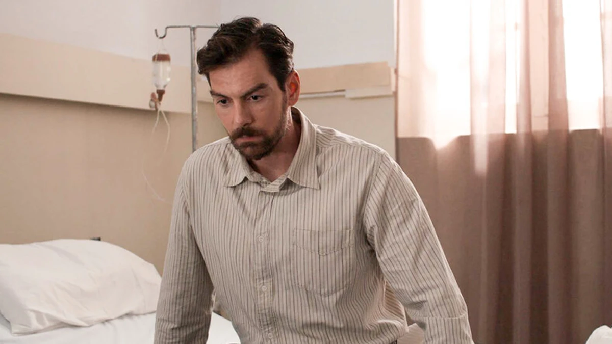 Ο Πέτρος Ασλάνογλου στο κρεβάτι του νοσοκομείου στην σειρά Grand Hotel