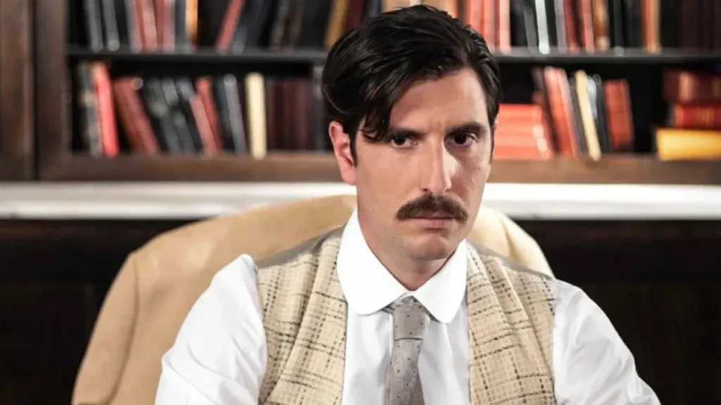 Ο Ρήγας στο δωμάτιο του Grand Hotel αρχίζει να τρελαίνεται