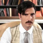 Ο Ρήγας στο δωμάτιο του Grand Hotel αρχίζει να τρελαίνεται