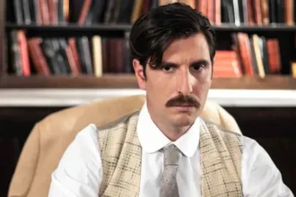 Ο Ρήγας στο δωμάτιο του Grand Hotel αρχίζει να τρελαίνεται