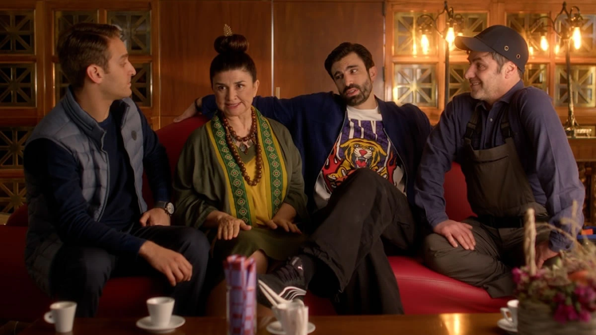 Σκηνή από το HOTΕΛ ΕΛVIRA με την ομάδα του ξενοδοχείου σε αναβρασμό λόγω γάμου