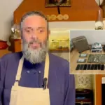 Αστυνομικοί της Δίωξης Ναρκωτικών κατά τη διάρκεια επιχείρησης σε εκκλησία στην Αθήνα.