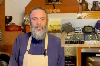 Αστυνομικοί της Δίωξης Ναρκωτικών κατά τη διάρκεια επιχείρησης σε εκκλησία στην Αθήνα.