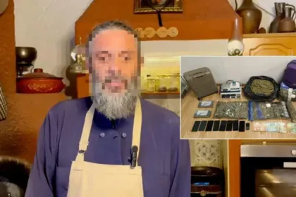 Αστυνομικοί της Δίωξης Ναρκωτικών κατά τη διάρκεια επιχείρησης σε εκκλησία στην Αθήνα.