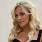 Η Ιωάννα Μαλέσκου με το νέο της look (έντονο contrast) σε κοσμικό event, όπου μίλησε για τις διαρροές στον ΣΚΑΪ.