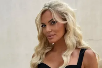 Η Ιωάννα Μαλέσκου με το νέο της look (έντονο contrast) σε κοσμικό event, όπου μίλησε για τις διαρροές στον ΣΚΑΪ.