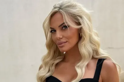 Η Ιωάννα Μαλέσκου με το νέο της look (έντονο contrast) σε κοσμικό event, όπου μίλησε για τις διαρροές στον ΣΚΑΪ.