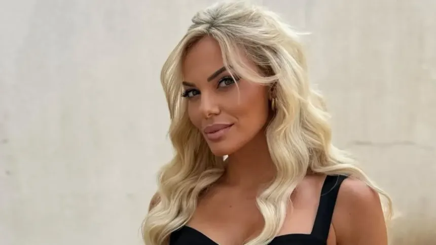 Η Ιωάννα Μαλέσκου με το νέο της look (έντονο contrast) σε κοσμικό event, όπου μίλησε για τις διαρροές στον ΣΚΑΪ.