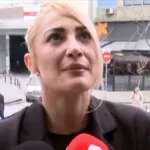 Η Ιωάννα Τούνη έξω από τα δικαστήρια Θεσσαλονίκης για την υπόθεση revenge porn.