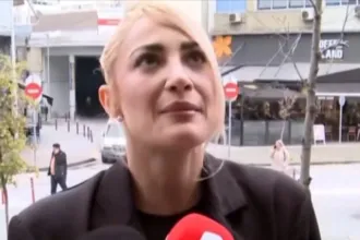 Η Ιωάννα Τούνη έξω από τα δικαστήρια Θεσσαλονίκης για την υπόθεση revenge porn.