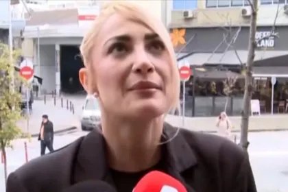 Η Ιωάννα Τούνη έξω από τα δικαστήρια Θεσσαλονίκης για την υπόθεση revenge porn.