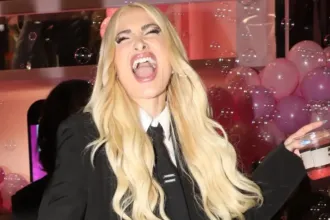 Η Ιωάννα Τούνη φτιάχνει για πρώτη φορά μελομακάρονα μαζί με τον γιο της, Πάρη