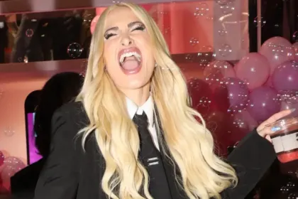 Η Ιωάννα Τούνη φτιάχνει για πρώτη φορά μελομακάρονα μαζί με τον γιο της, Πάρη