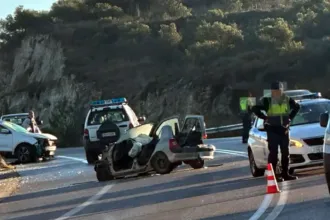 Σημείο του τροχαίου δυστυχήματος στα Πεζά Ηρακλείου με κατεστραμμένα οχήματα