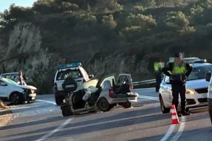 Σημείο του τροχαίου δυστυχήματος στα Πεζά Ηρακλείου με κατεστραμμένα οχήματα