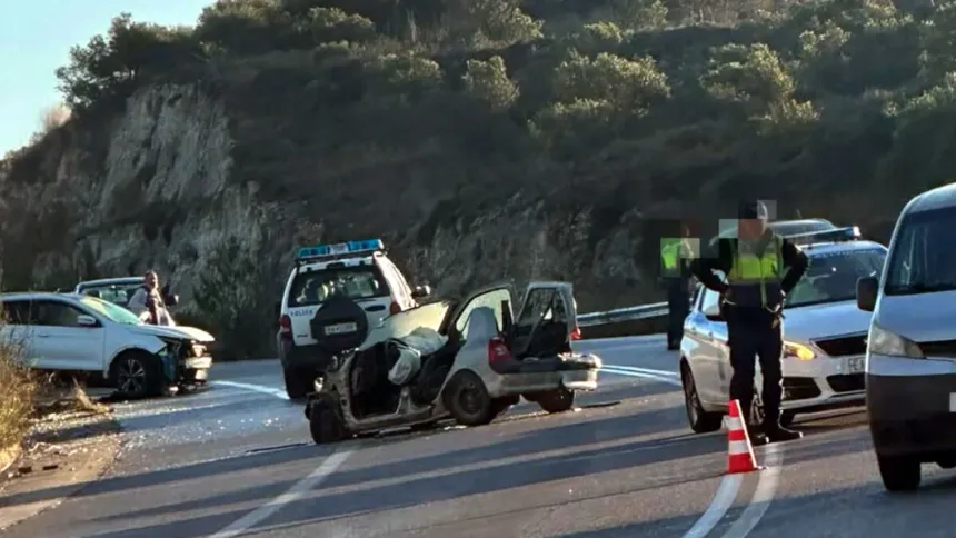 Σημείο του τροχαίου δυστυχήματος στα Πεζά Ηρακλείου με κατεστραμμένα οχήματα