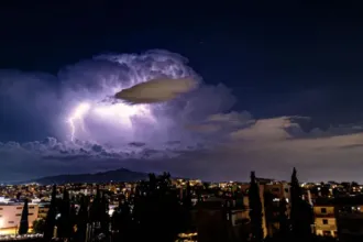 Σύννεφα και καταιγίδες στον αττικό ουρανό – νέο ιταλικό βαρομετρικό χαμηλό «Ηρακλής» φέρνει ψύχος και έντονα φαινόμενα στην Ελλάδα