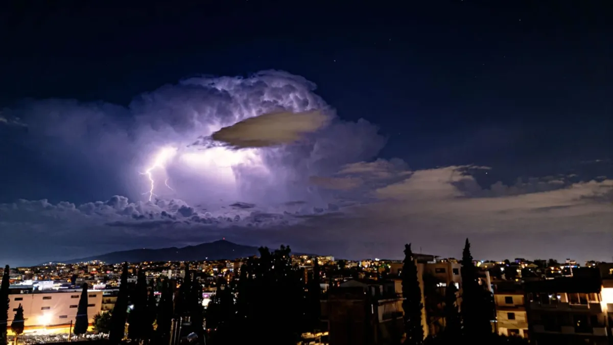 Σύννεφα και καταιγίδες στον αττικό ουρανό – νέο ιταλικό βαρομετρικό χαμηλό «Ηρακλής» φέρνει ψύχος και έντονα φαινόμενα στην Ελλάδα