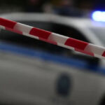 Αστυνομική κορδέλα και περιπολικό έξω από σπίτι στην Ιταλία, τόπος εγκλήματος.