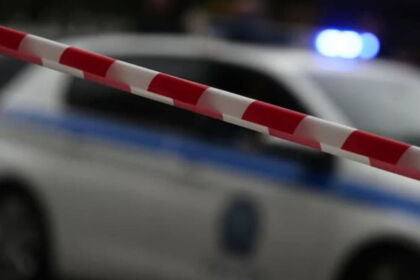 Αστυνομική κορδέλα και περιπολικό έξω από σπίτι στην Ιταλία, τόπος εγκλήματος.