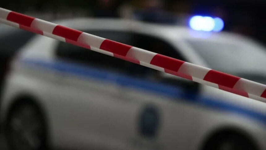 Αστυνομική κορδέλα και περιπολικό έξω από σπίτι στην Ιταλία, τόπος εγκλήματος.