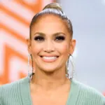 Η Jennifer Lopez ποζάρει με μπικίνι και εντυπωσιάζει στα 56 της