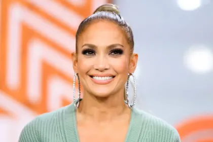 Η Jennifer Lopez ποζάρει με μπικίνι και εντυπωσιάζει στα 56 της