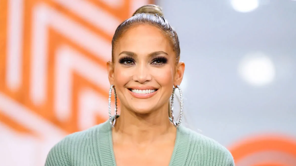 Η Jennifer Lopez ποζάρει με μπικίνι και εντυπωσιάζει στα 56 της