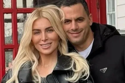 Κατερίνα Καινούργιου και Παναγιώτης Κουτσουμπής μετά την υπογραφή του συμφώνου συμβίωσης