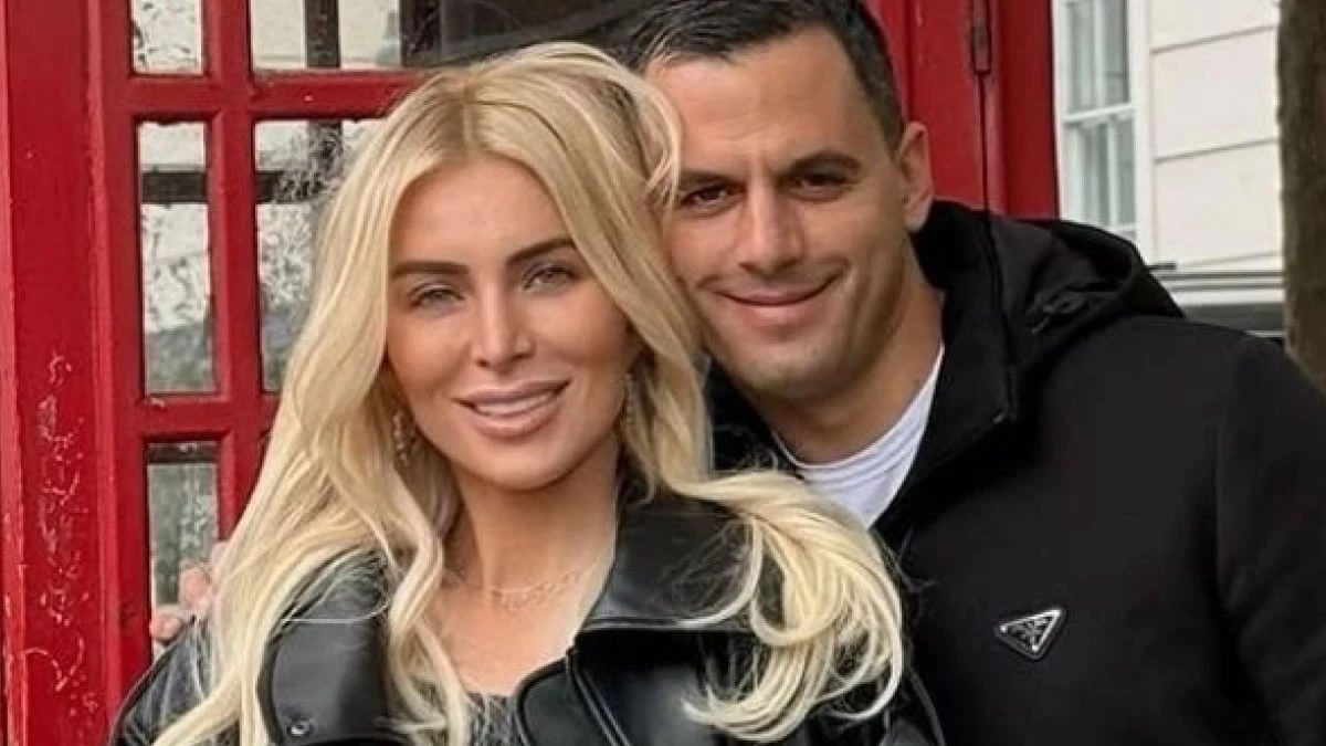 Κατερίνα Καινούργιου και Παναγιώτης Κουτσουμπής μετά την υπογραφή του συμφώνου συμβίωσης