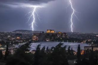Χάρτης κακοκαιρίας με έντονες βροχές και καταιγίδες σε πολλές περιοχές της Ελλάδας.