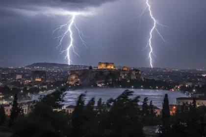 Χάρτης κακοκαιρίας με έντονες βροχές και καταιγίδες σε πολλές περιοχές της Ελλάδας.