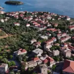 Παραθαλάσσιο τοπίο στην Καρδαμύλη με πέτρινα σπίτια και θέα στη θάλασσα