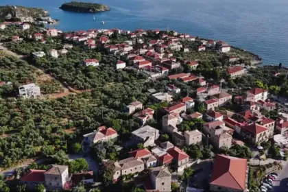 Παραθαλάσσιο τοπίο στην Καρδαμύλη με πέτρινα σπίτια και θέα στη θάλασσα