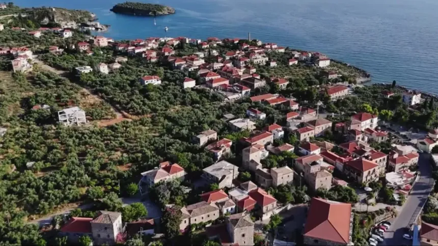 Παραθαλάσσιο τοπίο στην Καρδαμύλη με πέτρινα σπίτια και θέα στη θάλασσα