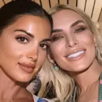 Σταματίνα Τσιμτσιλή και Κατερίνα Καινούργιου χαμογελαστή σε πρόσφατη εμφάνιση.